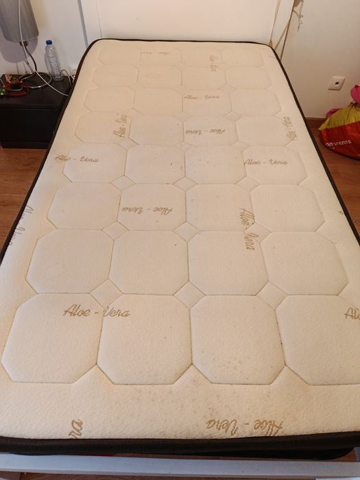 Cama solteiro 1,10*1.90 e colchão