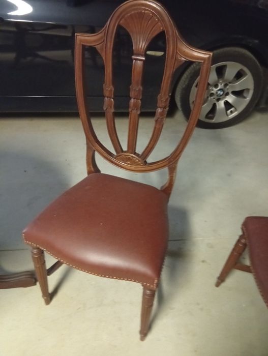 Vendo mesa e seis cadeiras