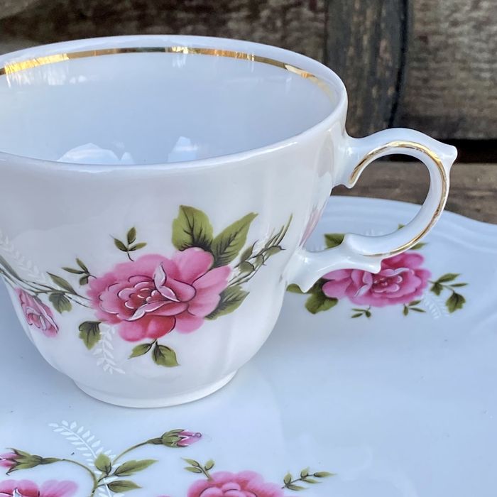 Różany komplet porcelanowej filiżanki z talerzykiem