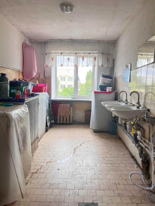 Продам велику 18,7м.кв. кімнату з ремонтом в гуртожитку біля м.Лісова і Чернігівська. ТЕРМІНОВО