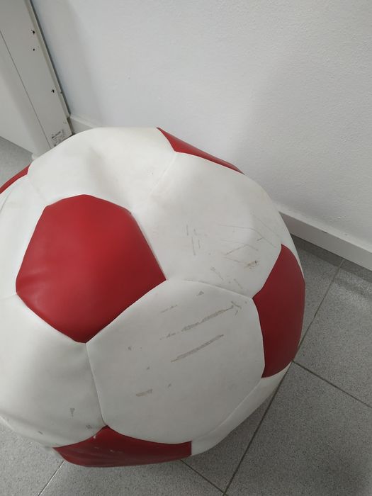 Puff bola de futebol gigante vermelha e branca