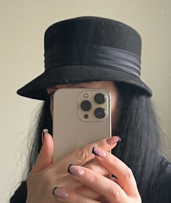 Елегантний дамський капелюх вовна