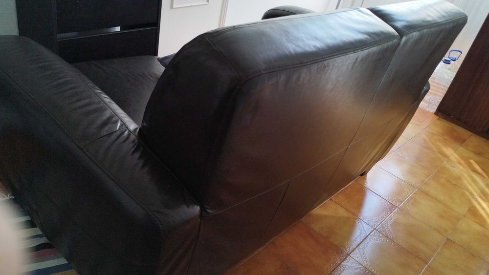 Sofá em pele castanho