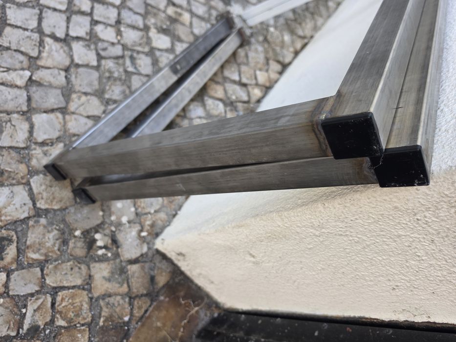 Secretaria com tampo branco e pés em inox