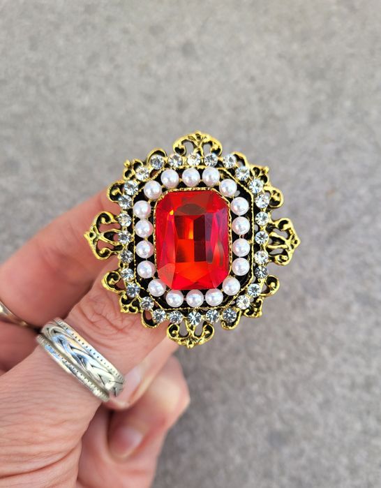 Broszka czerwona w stylu vintage