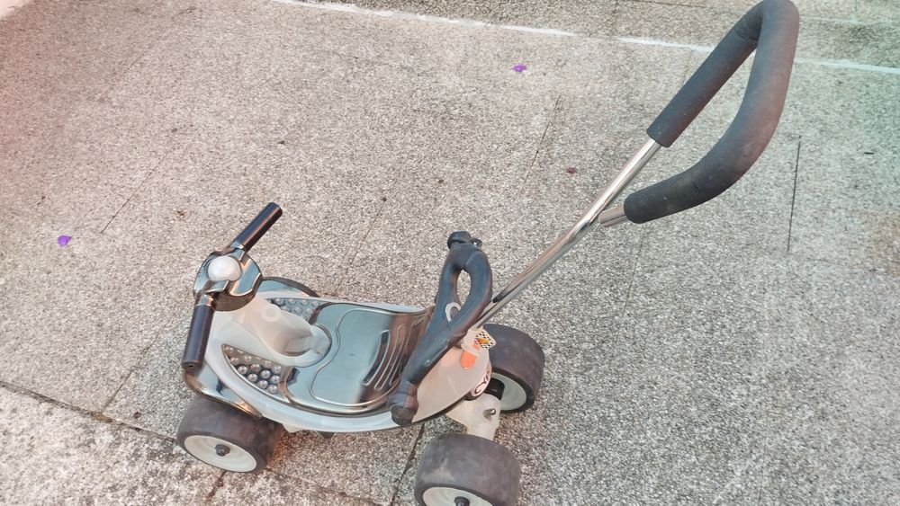 Carro para bebe com comando manual