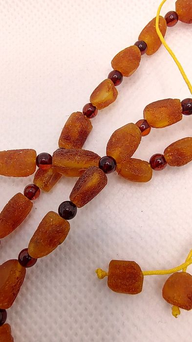 Bursztyn. Naszyjnik na sznurku.