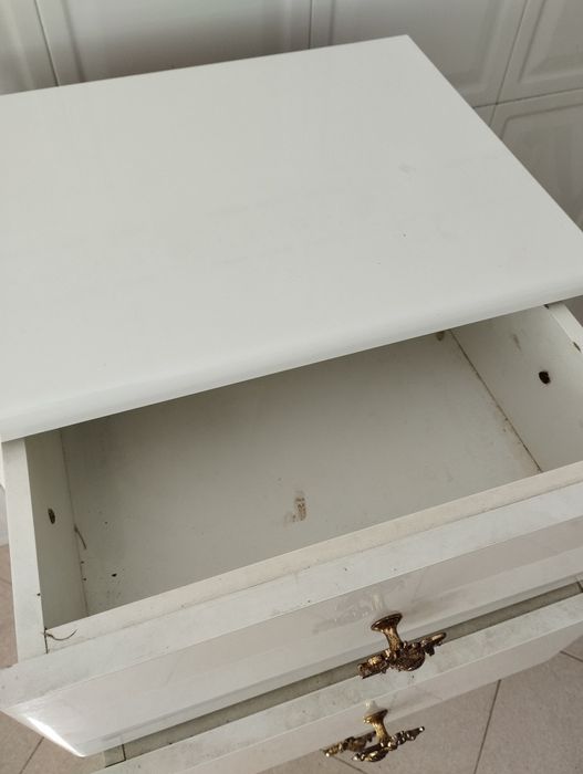 Cómoda branca com detalhes metálicos, móvel, estante, gavetão, gavetas