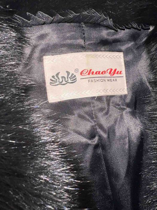 Жіноча мутонова шуба з песцовим коміром