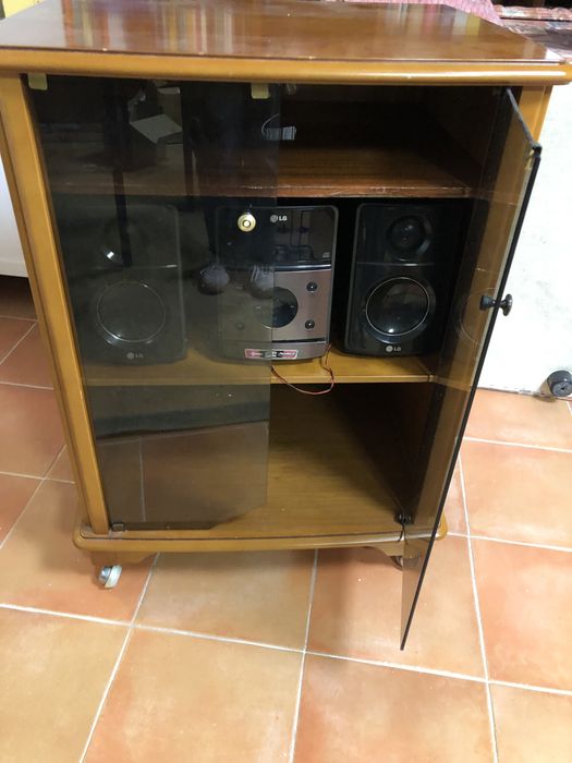 Móvel de televisão com rodas e portas vidro (está partido)