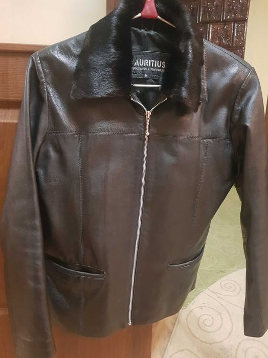 Шкіряна куртка жіноча.