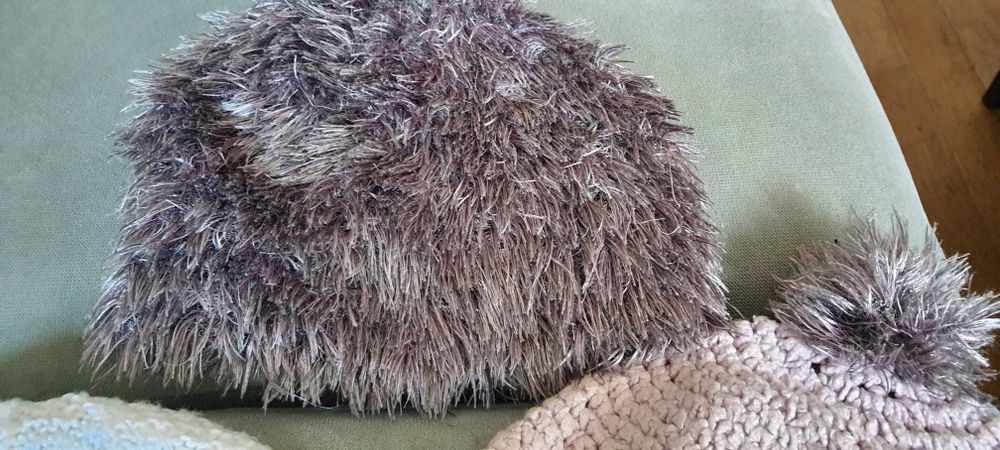 2 czapki hand made bawełna, włoczka włochate igiełki i białą. Rękodzie