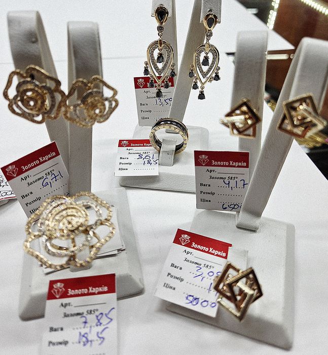 В продаже золотые женские кольца и серьги  585 пробы.