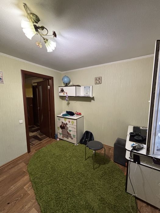 Продается хороший двухэтажный дом. Отличный район. Славянск.