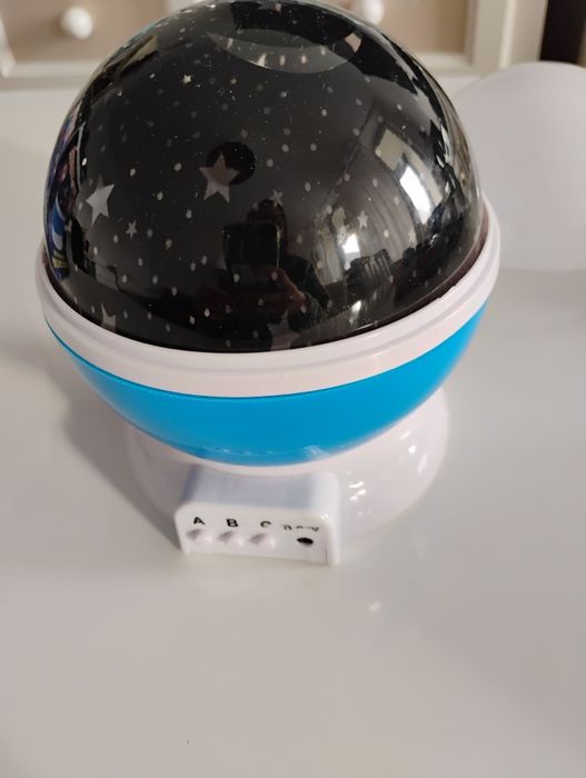 Lampka nocna z projektorem gwiazd