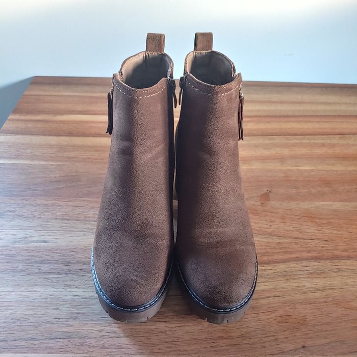 Botki zamszowe damskie.