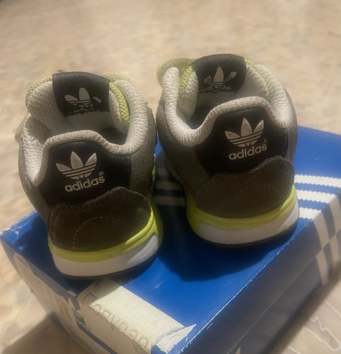 Оригінальні кросівки adidas