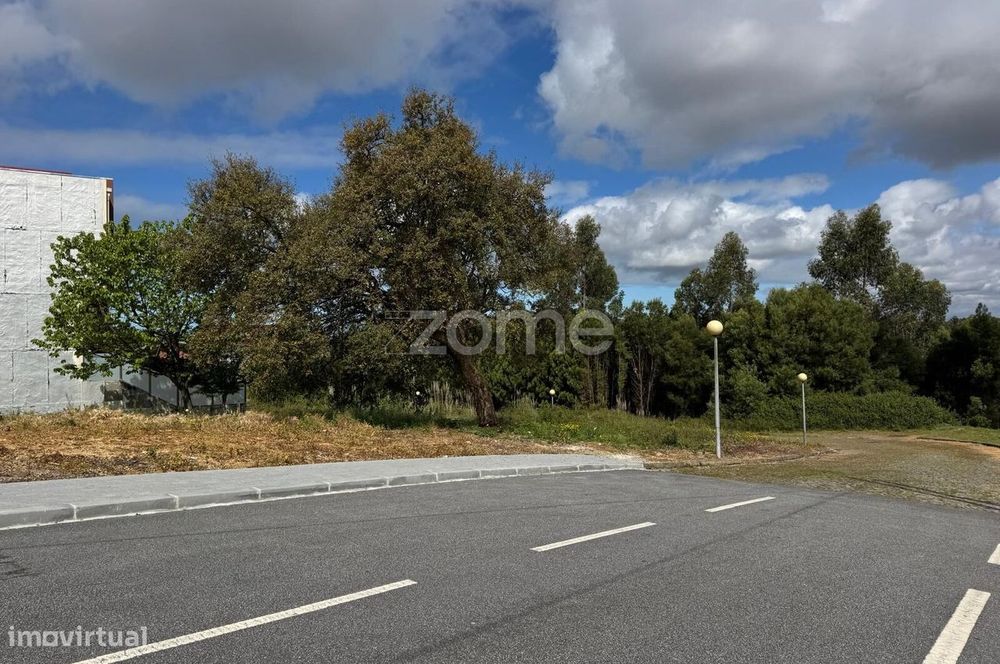 Lote de terreno, para construção de moradia, em Santa Maria de Lamas