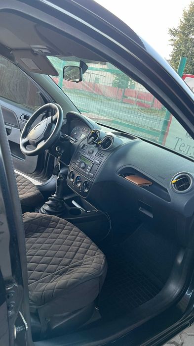 Автомобіль Форд фієста