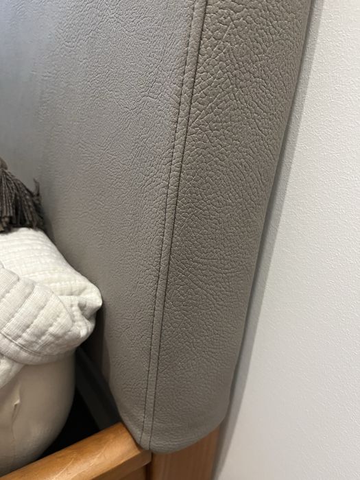 Cama castanho com cabeceira estofada