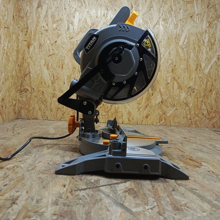 Piła ukosnica  titan 210 mm ttb795 msw