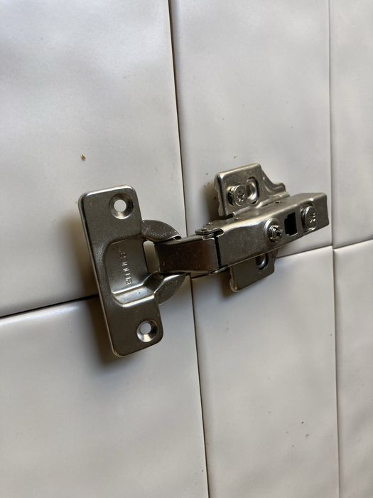 Dobradiça em inox para móveis