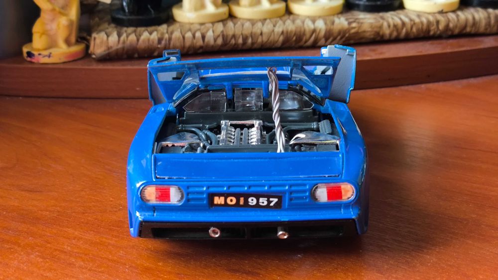 Машинка Bugatti EB110 1/24 Bburago