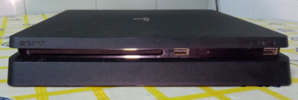 PlayStation 4 Slim (Série CUH-2100)