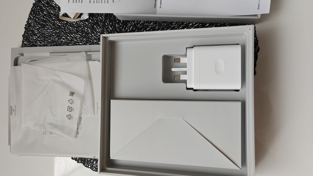 Oppo find n5 16/256 na gwarancji stan bdb cena atrakcyjna( przedłużam abonament zależy mi na szybkiej sprzedaży )