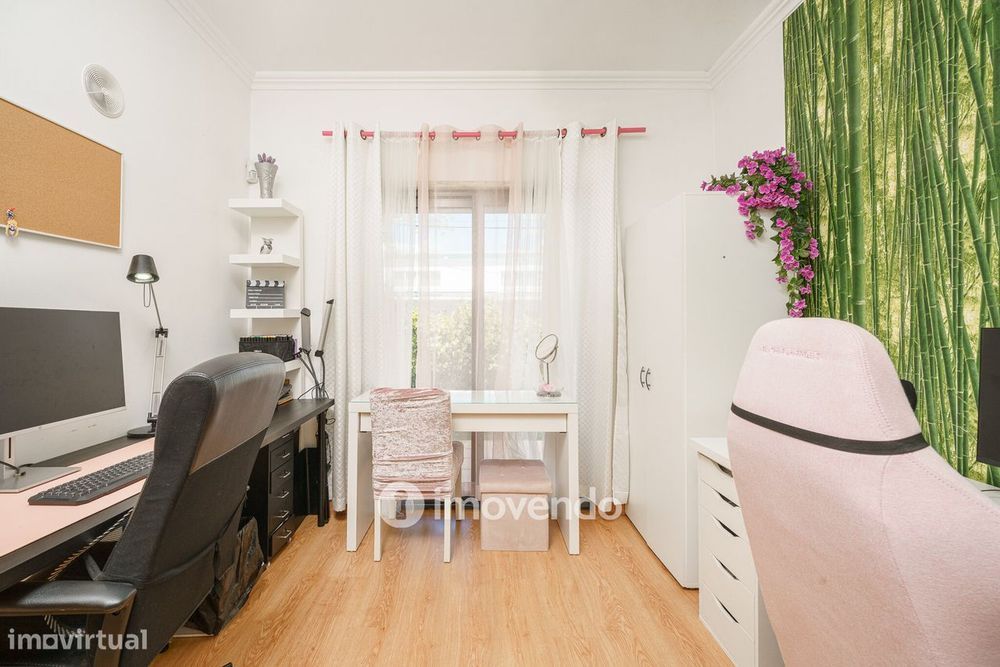 Moradia T6 exclusiva, com piscina e garagem, na Charneca da Caparica