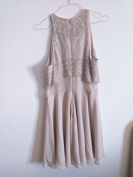 Vestido de cerimónia com bordados de pérolas