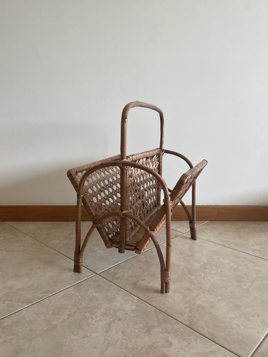 Porta revistas em verga/rattan