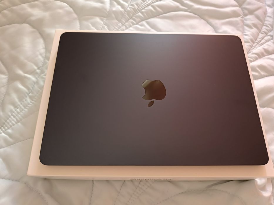 MacBook Air 13,6" com chip Apple M2, 8 GB de memória unificada e SSD de 256 GB.