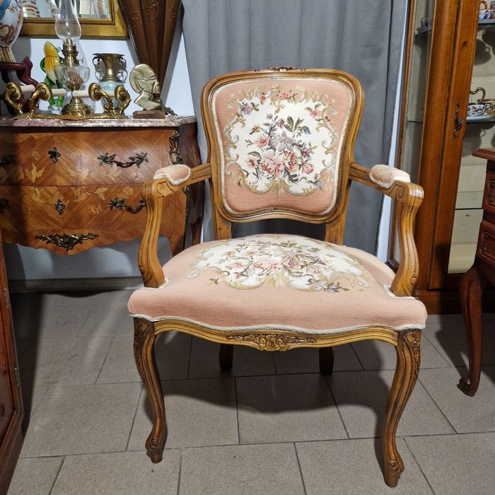 Piękny fotelik w stylu ludwikowskim