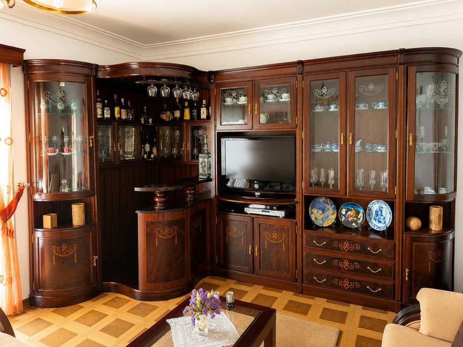 Móvel de Sala Clássico em Madeira Maciça com Bar Integrado – Excelente Estado