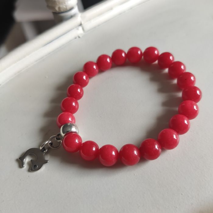 Bransoletka czerwony koral z zawieszką delfin
