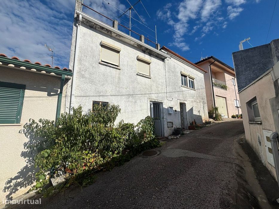 Vendo duas vivendas geminadas na Rua dos Amores, 9, Brasfemes