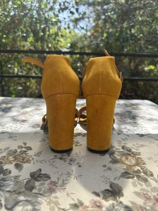 Босоніжки жовті замшеві