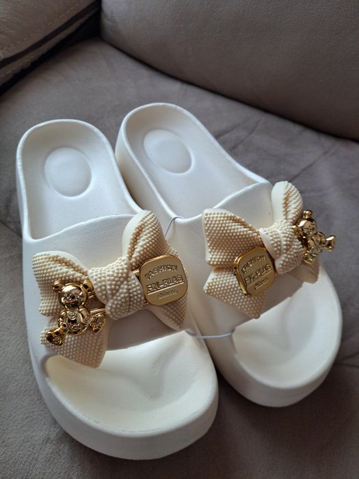 Nowe klapki kąpielowe