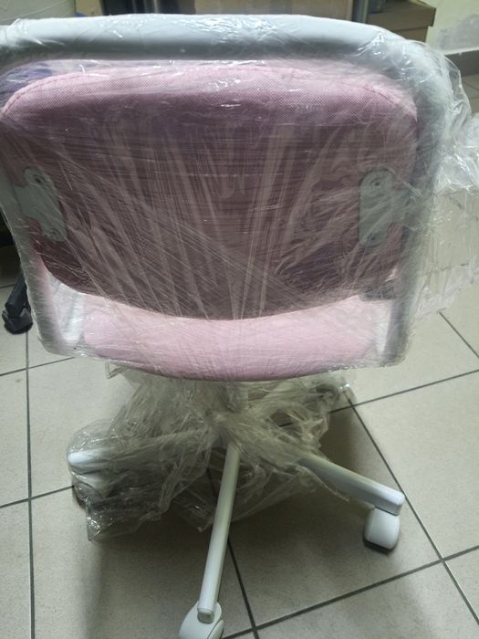 Dziecięce krzesło biurowe ÖRFJÄLL z IKEA, w kolorze białym z r