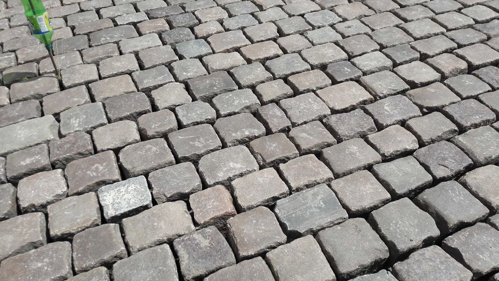 starobruk granitowy wyślizgany historyczny kostka brukowiec kamień pol