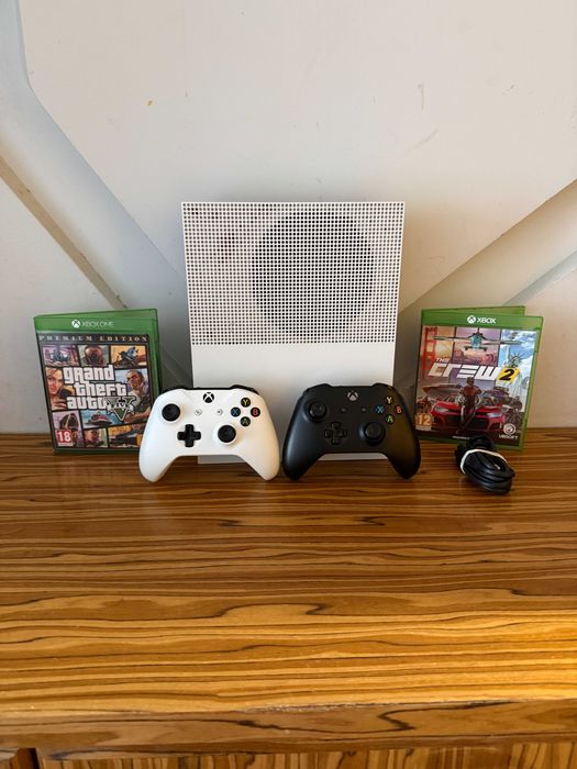 [Xbox] Konsola Xbox One S 1TB + 2 Pady + 2 Gry (GTA V, THE CREW 2)