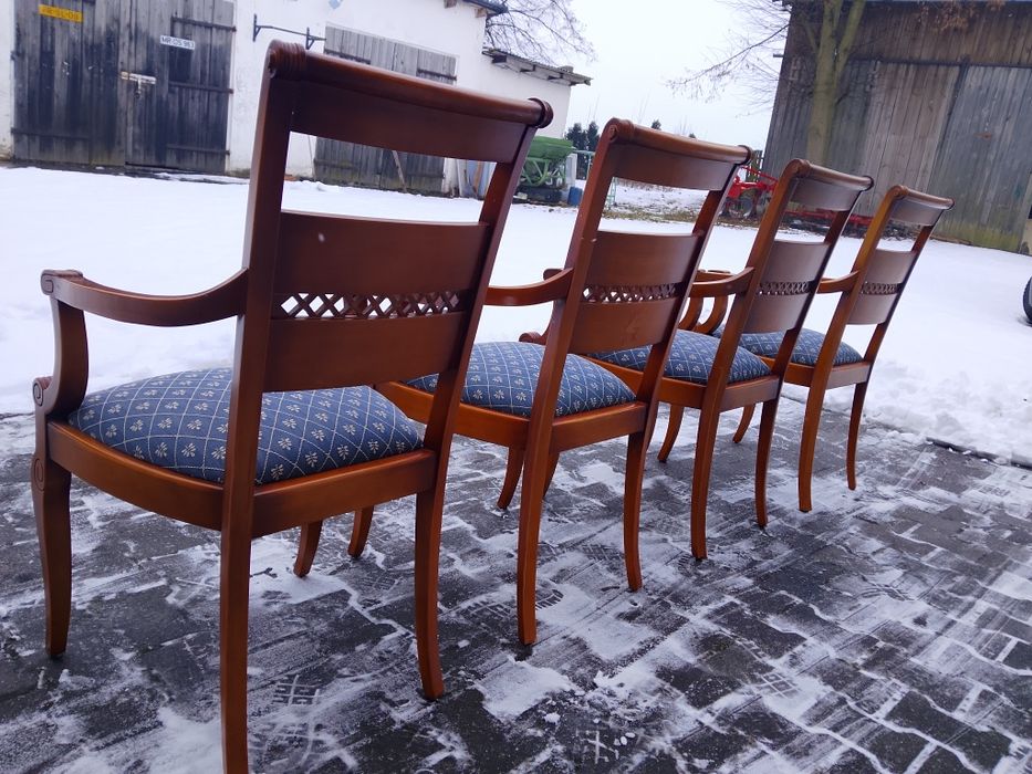 Piękne solidne krzesła -fotele drewniane  jak nowe.