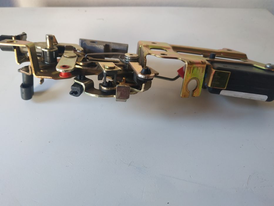 Замок  дверей  Пежо партнер