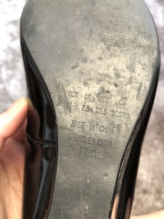 Sapatos de salto em pele abertos