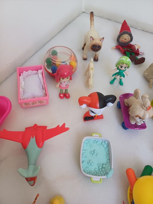 36 figuras e brinquedos pequenos