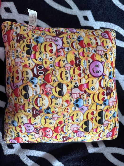 mała poduszka emotki emoji prezent kawał