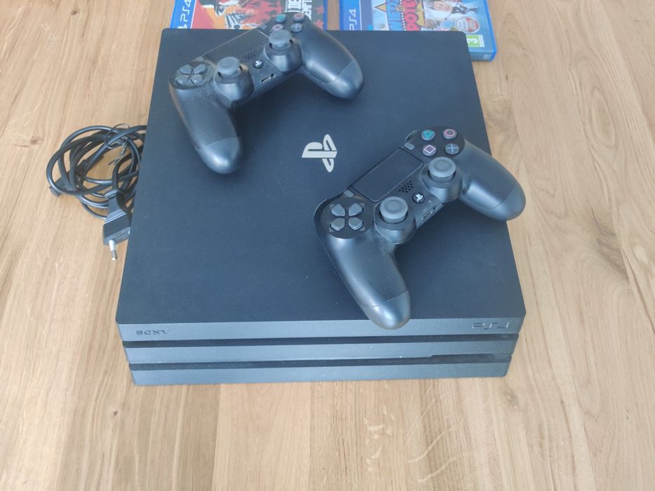 PlayStation 4 Pro + plus 4 gry