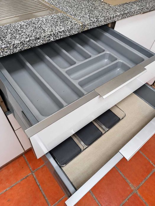 Cozinha branca 233 cm com bancada em granito, lava-loiça e torneira