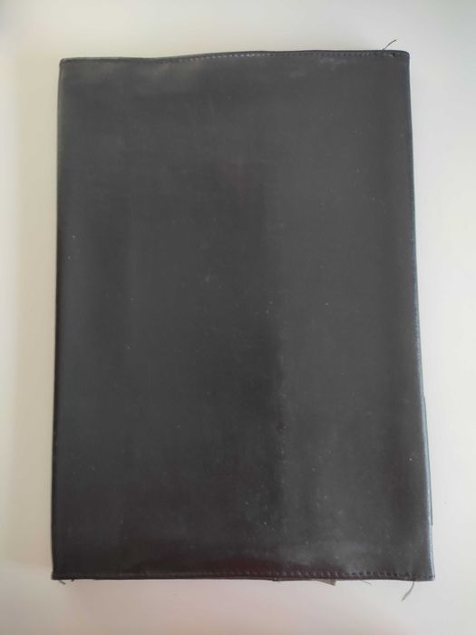 Pasta universitária em pele usada